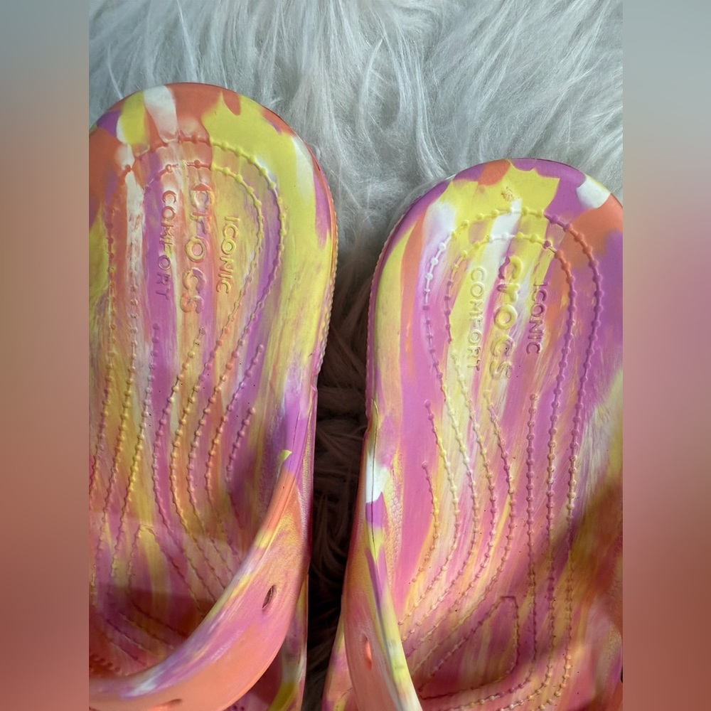 CROCS Women’s Size 8/Men’s Size 6 Two Strap Marbled Sandals - Picture 8 of 10
